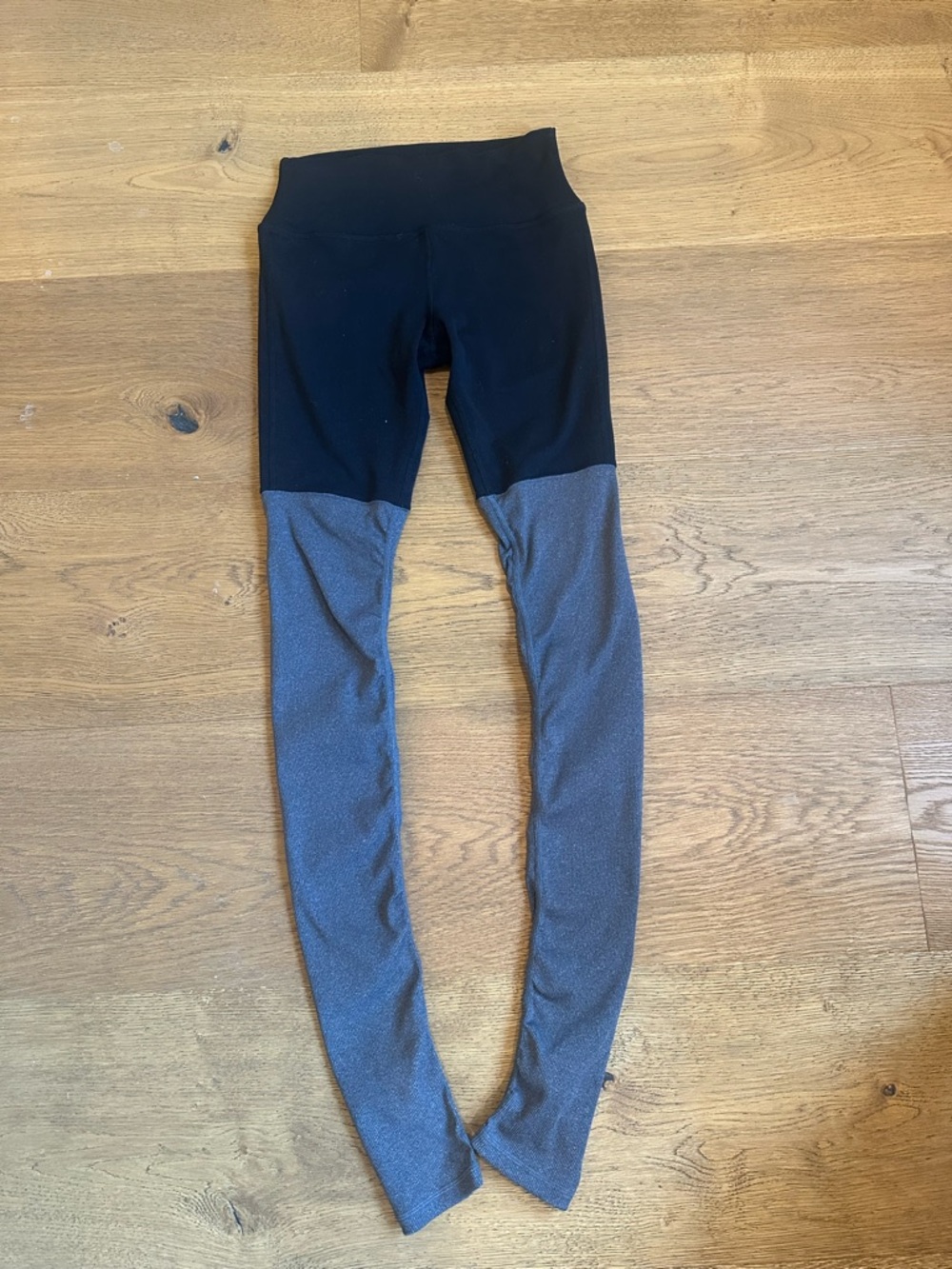 ALO Yoga Two-Tone High-Waist Leggings — Black & Gray